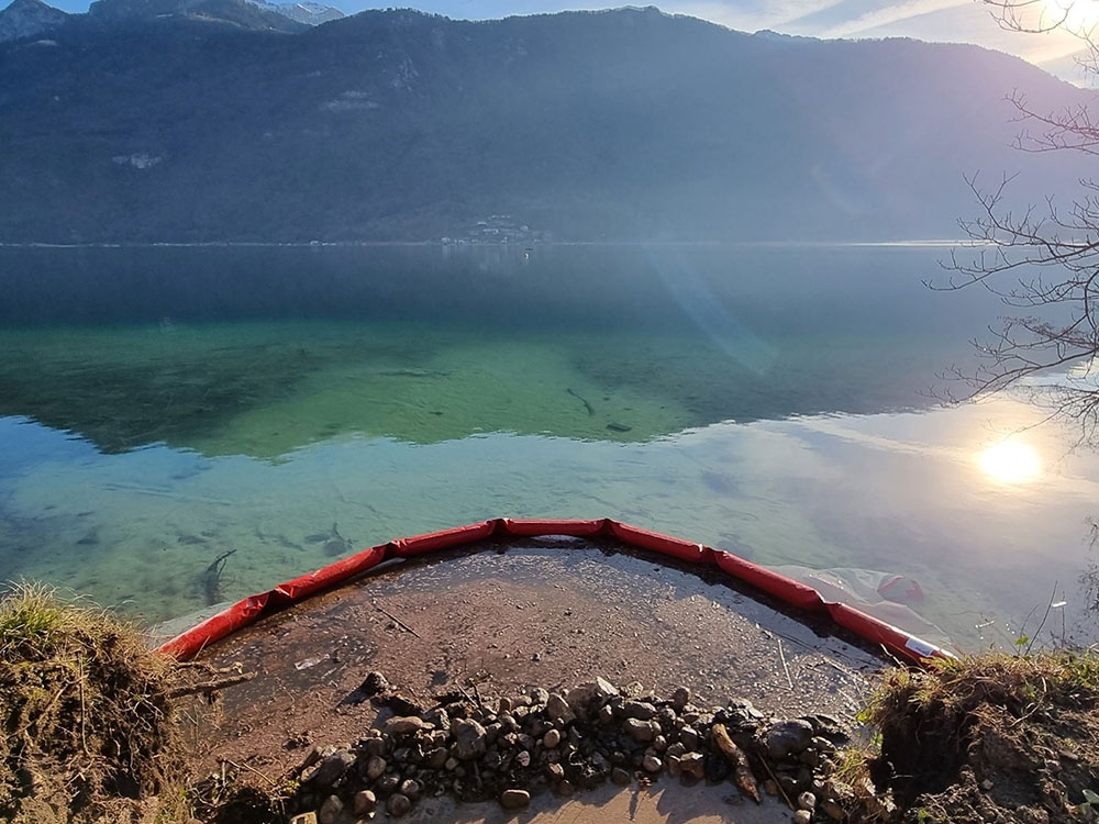 Barrage avec jupe filtrante anti-MES pour travaux sur les berges d'un lac