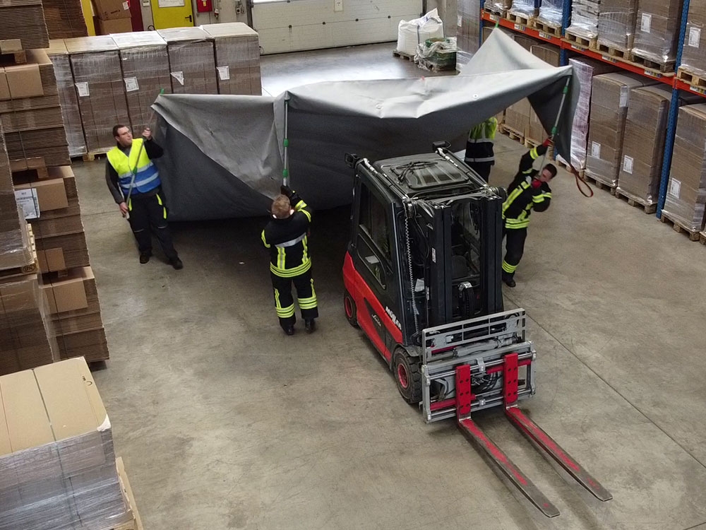 Mise en place de la couverture anti feu sur chariot élévateur - Réf. COUVAF-CHA - DIFOPE