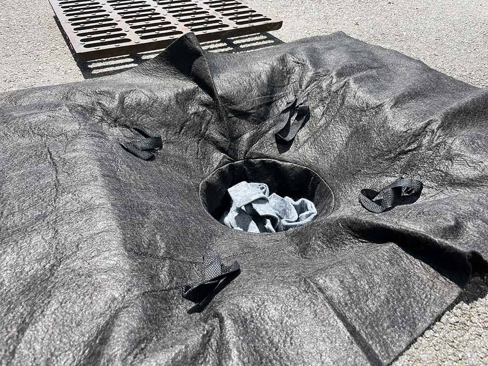 Filtre pour bouche d'égout avec lanières absorbantes (huiles et hydrocarbures) - 5 L