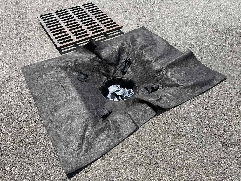 Filtre avec poignées et lanières absorbantes pour bouche d'égout - FILTRE BE5