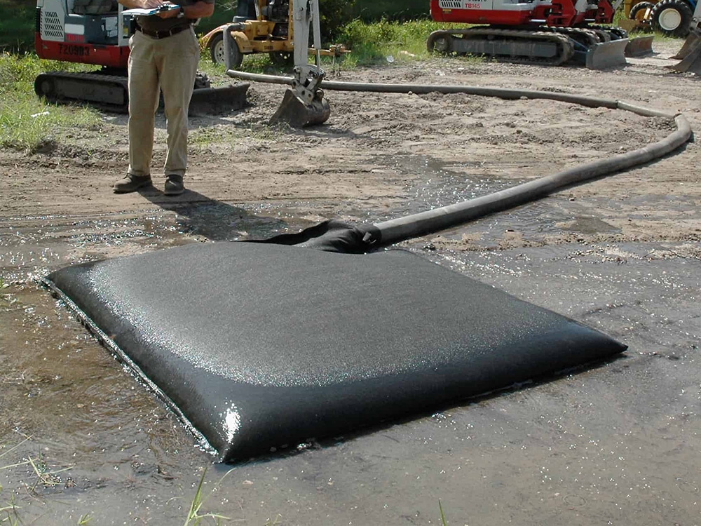 Sache pour filtrer les eaux chargées sur chantier : rétention des matières en suspension, sédiments, huile, hydrocarbures