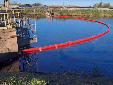 Barrage flottant avec jupe de confinement - 30 m de long