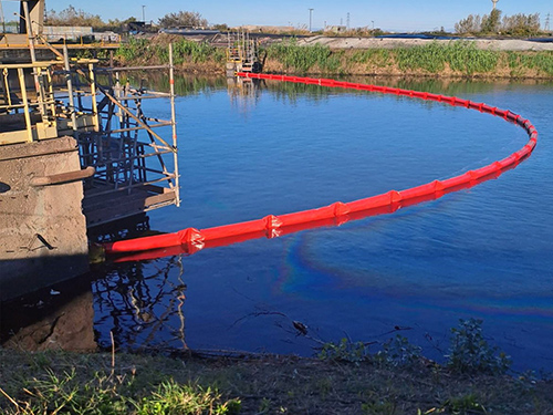 Barrage flottant avec jupe de confinement - 30 m de long